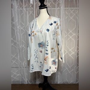 Amazon Floral V-Neck M Women's Top White & Blue 3/4 length sleeve 26”L 20” p2p